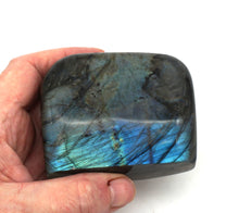 Lade das Bild in den Galerie-Viewer, L112 Labradorit poliert 0,40kg.

