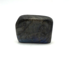Lade das Bild in den Galerie-Viewer, L112 Labradorit poliert 0,40kg.
