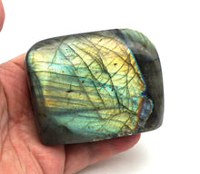 Lade das Bild in den Galerie-Viewer, L112 Labradorit poliert 0,40kg.
