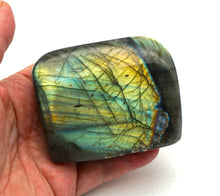 Lade das Bild in den Galerie-Viewer, L112 Labradorit poliert 0,40kg.
