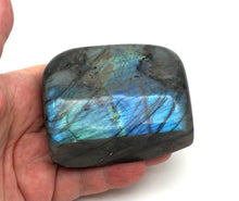 Lade das Bild in den Galerie-Viewer, L112 Labradorit poliert 0,40kg.
