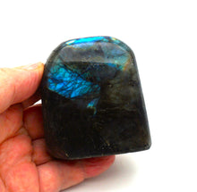 Lade das Bild in den Galerie-Viewer, L113 Labradorit poliert 0,30kg.
