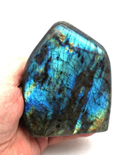 Lade das Bild in den Galerie-Viewer, L114 Labradorit poliert 0,70kg.

