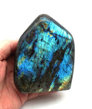 Lade das Bild in den Galerie-Viewer, L114 Labradorit poliert 0,70kg.
