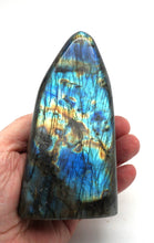 Lade das Bild in den Galerie-Viewer, L115 Labradorit poliert 0,70 kg.
