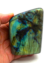 Lade das Bild in den Galerie-Viewer, L116 Labradorit poliert 0,60kg.
