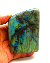 Lade das Bild in den Galerie-Viewer, L116 Labradorit poliert 0,60kg.
