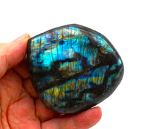 Lade das Bild in den Galerie-Viewer, L117 Labradorit poliert 0,20kg.
