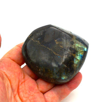 Lade das Bild in den Galerie-Viewer, L117 Labradorit poliert 0,20kg.
