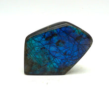 Lade das Bild in den Galerie-Viewer, L119 Labradorit poliert 0,60kg.
