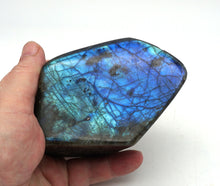 Lade das Bild in den Galerie-Viewer, L119 Labradorit poliert 0,60kg.
