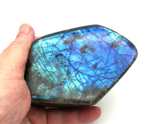 Lade das Bild in den Galerie-Viewer, L119 Labradorit poliert 0,60kg.
