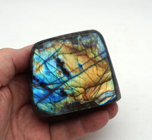 Lade das Bild in den Galerie-Viewer, L120 Labradorit poliert 0,40kg
