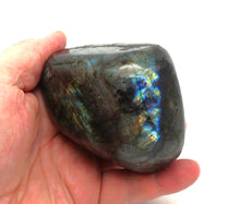 Lade das Bild in den Galerie-Viewer, L121 Labradorit poliert 0,40kg.
