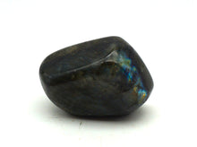 Lade das Bild in den Galerie-Viewer, L121 Labradorit poliert 0,40kg.
