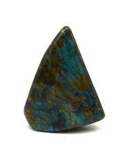 Lade das Bild in den Galerie-Viewer, L122 Labradorit poliert 0,70kg.
