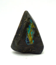 Lade das Bild in den Galerie-Viewer, L122 Labradorit poliert 0,70kg.
