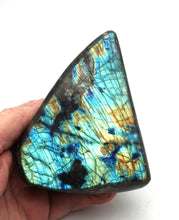 Lade das Bild in den Galerie-Viewer, L122 Labradorit poliert 0,70kg.
