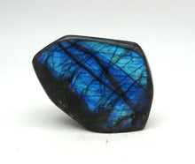 Lade das Bild in den Galerie-Viewer, L123 Labradorit poliert 0,60kg.
