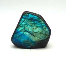 Lade das Bild in den Galerie-Viewer, L124 Labradorit poliert 0,80kg.
