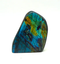 Lade das Bild in den Galerie-Viewer, L125 Labradorit poliert 0,90kg.
