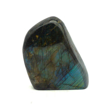 Lade das Bild in den Galerie-Viewer, L125 Labradorit poliert 0,90kg.
