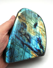 Lade das Bild in den Galerie-Viewer, L125 Labradorit poliert 0,90kg.
