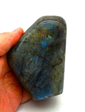Lade das Bild in den Galerie-Viewer, L126 Labradorit poliert 0,60kg.

