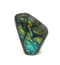 Lade das Bild in den Galerie-Viewer, L126 Labradorit poliert 0,60kg.
