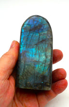 Lade das Bild in den Galerie-Viewer, L128 Labradorit poliert 0,30kg.
