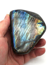 Lade das Bild in den Galerie-Viewer, L129 Labradorit poliert 0,50kg.
