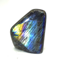 Lade das Bild in den Galerie-Viewer, L129 Labradorit poliert 0,50kg.
