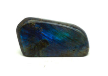 Lade das Bild in den Galerie-Viewer, L130 Labradorit poliert 0,40kg.
