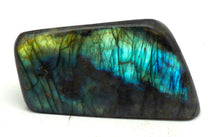 Lade das Bild in den Galerie-Viewer, L135 Labradorit poliert 0,30kg.
