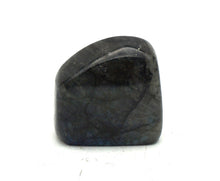 Lade das Bild in den Galerie-Viewer, L143 Labradorit poliert 0,20kg.

