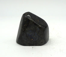 Lade das Bild in den Galerie-Viewer, L157 Labradorit poliert 0,20kg.
