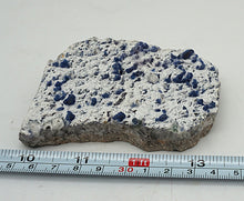 Lade das Bild in den Galerie-Viewer, M224 Fluorit auf Milchquarz
