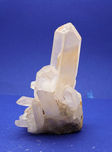 Lade das Bild in den Galerie-Viewer, M253 Bergkristall 1,40 kg.
