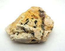 Lade das Bild in den Galerie-Viewer, M262 grüner Turmalin 1,20kg.
