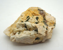 Lade das Bild in den Galerie-Viewer, M262 grüner Turmalin 1,20kg.
