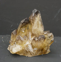 Lade das Bild in den Galerie-Viewer, M331 Citrin Stufe Top mit einem flachen Kristall

