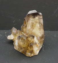 Lade das Bild in den Galerie-Viewer, M331 Citrin Stufe Top mit einem flachen Kristall
