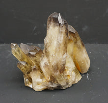 Lade das Bild in den Galerie-Viewer, M331 Citrin Stufe Top mit einem flachen Kristall
