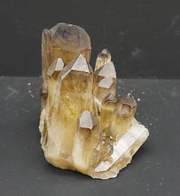 Lade das Bild in den Galerie-Viewer, M331 Citrin Stufe Top mit einem flachen Kristall
