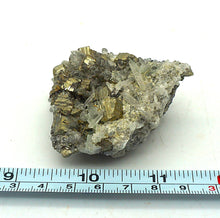 Lade das Bild in den Galerie-Viewer, M430 Bergkristall, Pyrit
