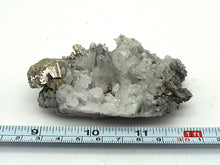 Lade das Bild in den Galerie-Viewer, M433 Bergkristall, Pyrit
