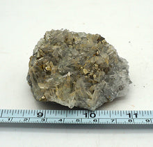 Lade das Bild in den Galerie-Viewer, M442 Bergkristall, Pyrit
