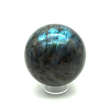 Charger l'image dans la galerie, O471 Sphère en cristal de Labradorite 8 cm.
