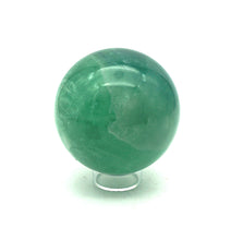 Lade das Bild in den Galerie-Viewer, O470 Kristall Kugel Fluorit 8 cm.
