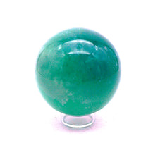 Lade das Bild in den Galerie-Viewer, O470 Kristall Kugel Fluorit 8 cm.
